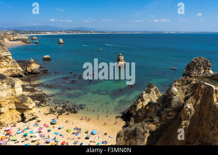 Luftaufnahme von Praia Camilo an einem Sommertag. Die Algarve, Portugal. August 2015. Stockfoto