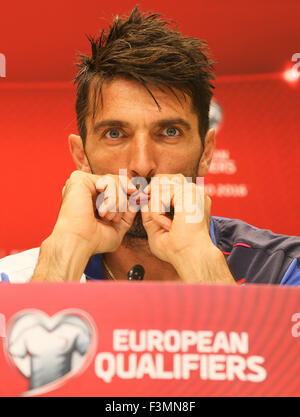 Baku, Aserbaidschan. 9. Oktober 2015. Italiens Torwart Gianluigi Buffon spricht zu den Medien während einer Pressekonferenz am Olympiastadion in Baku. Das Team wird Italien in der UEFA EURO 2016-Gruppe H-Qualifikationsspiel am 10. Oktober stellen. © Aziz Karimow/Pacific Press/Alamy Live-Nachrichten Stockfoto