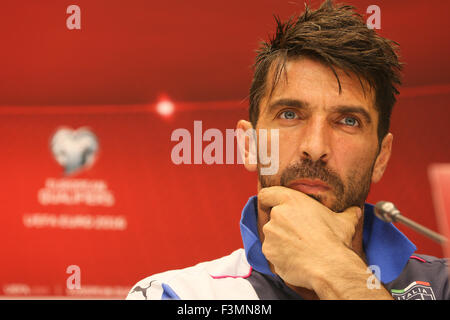 Baku, Aserbaidschan. 9. Oktober 2015. Italiens Torwart Gianluigi Buffon spricht zu den Medien während einer Pressekonferenz am Olympiastadion in Baku. Das Team wird Italien in der UEFA EURO 2016-Gruppe H-Qualifikationsspiel am 10. Oktober stellen. © Aziz Karimow/Pacific Press/Alamy Live-Nachrichten Stockfoto