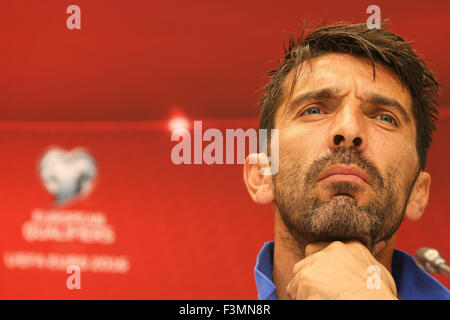 Baku, Aserbaidschan. 9. Oktober 2015. Italiens Torwart Gianluigi Buffon spricht zu den Medien während einer Pressekonferenz am Olympiastadion in Baku. Das Team wird Italien in der UEFA EURO 2016-Gruppe H-Qualifikationsspiel am 10. Oktober stellen. © Aziz Karimow/Pacific Press/Alamy Live-Nachrichten Stockfoto