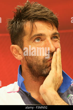 Baku, Aserbaidschan. 9. Oktober 2015. Italiens Torwart Gianluigi Buffon spricht zu den Medien während einer Pressekonferenz am Olympiastadion in Baku. Das Team wird Italien in der UEFA EURO 2016-Gruppe H-Qualifikationsspiel am 10. Oktober stellen. © Aziz Karimow/Pacific Press/Alamy Live-Nachrichten Stockfoto