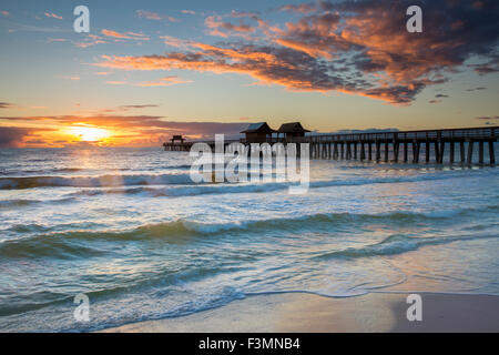 Sonnenuntergang über dem Naples Pier an der Westküste von Florida, USA Stockfoto