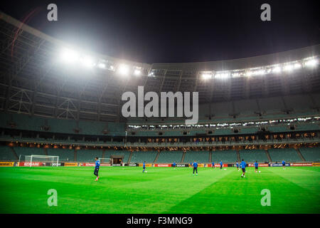 Baku, Aserbaidschan. 9. Oktober 2015. Aserbaidschanischer Fußballspieler Team Webinar das Team Training im Olympiastadion in Baku Baku. Aserbaidschan wird Italien in der UEFA EURO 2016-Gruppe H-Qualifikationsspiel am 10. Oktober stellen. © Aziz Karimow/Pacific Press/Alamy Live-Nachrichten Stockfoto