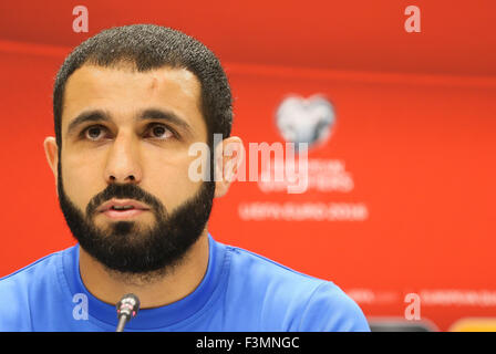 Baku, Aserbaidschan. 9. Oktober 2015. Aserbaidschans Verteidiger Rashad Sadygov spricht zu den Medien während einer Pressekonferenz am Olympiastadion in Baku. Das Team wird Italien in der UEFA EURO 2016-Gruppe H-Qualifikationsspiel am 10. Oktober stellen. © Aziz Karimow/Pacific Press/Alamy Live-Nachrichten Stockfoto