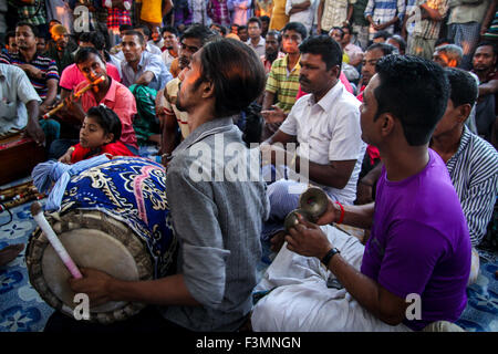 Dhaka, Bangladesch. 9. Oktober 2015. Musiker, die Instrumente spielen, bei einer lokalen Musikshow. Bildnachweis: Belal Hossain Rana/Pacific Press/Alamy Live-Nachrichten Stockfoto