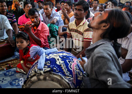 Dhaka, Bangladesch. 9. Oktober 2015. Musiker, die Instrumente spielen, bei einer lokalen Musikshow. Bildnachweis: Belal Hossain Rana/Pacific Press/Alamy Live-Nachrichten Stockfoto