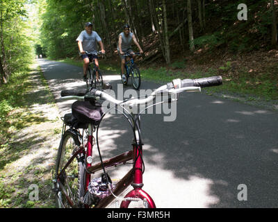 Ein rotes Fahrrad ist auf dem Ashuwillticook Rail Trail im Adams, Massachusetts geparkt. Stockfoto