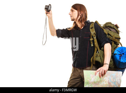 Mann touristischen Backpacker Foto Aufnahme mit Kamera. Junge Kerl Wanderer Rucksack Holding Karte. Isoliert auf weißem Hintergrund. Stockfoto