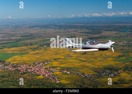 Frankreich, Bas Rhin (67), Weine Straße, Aerospool Dynamic Flugzeug fliegen über Weingut am Heiligenstein (Luftbild) / / Bas Rhin (67) Stockfoto