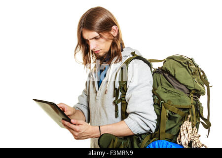 Backpacker-Mann mit pc Computer Tablet Surfen im Internet surfen. Junge Wanderer Rucksackreisen. Moderne Technik. Stockfoto