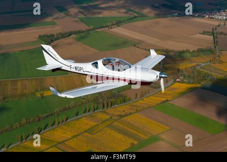 Frankreich, Bas Rhin (67), Weine Road, Handschuheim, Aerospool Dynamic Flugzeug fliegen über Weinberge im Herbst (Luftbild) / / B Stockfoto