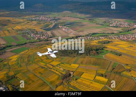 Frankreich, Bas Rhin (67), Weine Road, Dahlenheim, Aerospool Dynamic Flugzeug fliegen über Weinberge im Herbst (Luftbild) / / Bas Stockfoto