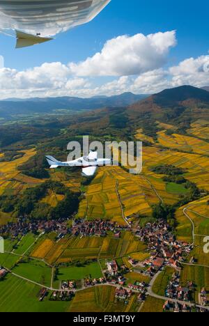 Frankreich, Bas Rhin (67), Weine Road, Nothalten und Zell, Aerospool Dynamic Flugzeug fliegen über Weinberge im Herbst (Luftbild) Stockfoto