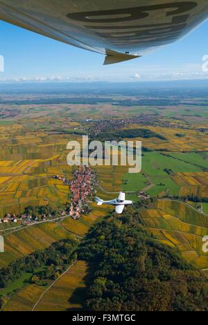 Frankreich, Aerospool Dynamic Flugzeug fliegen über Weinberge im Herbst (Antenne Bas Rhin (67), Weine Straße, Dorf Itterswiller Stockfoto