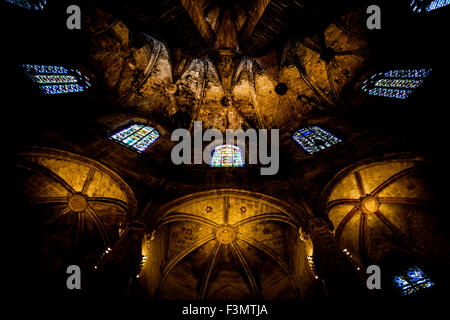 Innere der Santa Maria del Mar, die schönste gotische Kirche in Barcelona Stockfoto