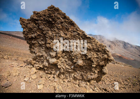 Erodierte Lava-Bombe im Haleakala Krater. Ein Lava oder vulkanische Bombe ist eine große Masse von geschmolzenem Gestein gebildet, wenn die Volano Viskose Fragmente von Lava während eines Ausbruchs ausgeworfen wird. Stockfoto