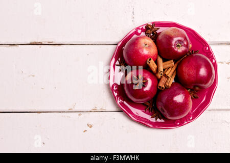 Rote Äpfel und Gewürze auf dem Teller. Selektiven Fokus. Stockfoto
