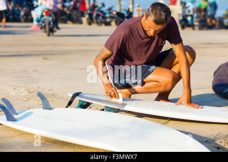 Surfer bereitet sich auf den Wellen zu reiten. Stockfoto