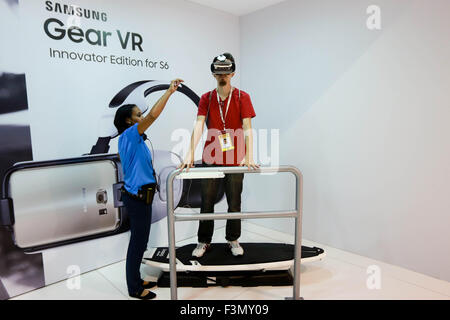 Sao Paulo, Brasilien. 8. Oktober 2015. Besucher in Brasilien Game-Show, die größte Messe der Spiele in Lateinamerika, im Expo Center Norte, im Norden von São Paulo. © Vanessa Carvalho/Brazill Foto Presse/Pacific Press/Alamy Live-Nachrichten Stockfoto