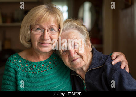 Porträt einer alten Frau mit ihrer erwachsenen Tochter. Stockfoto