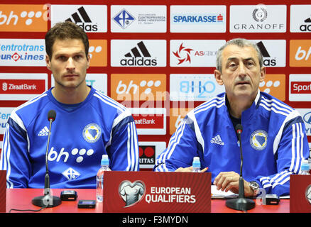 Zenica. 9. Oktober 2015. Trainer der Fußball-Nationalmannschaft von Bosnien und Herzegovina Mehmed Bazdarevic (R) und Torwart Asmir Begovic besuchen eine Pressekonferenz in Zenica 9. Oktober 2015. UEFA EURO 2016 Qualifikationsspiel zwischen Bosnien und Herzegowina und Wales wird in Zenica Okt. 10 stattfinden. © Haris Memija/Xinhua/Alamy Live-Nachrichten Stockfoto