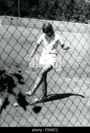 8. Juni 1971 - Caroline Kennedy hat Urlaub in Tirol/Österreich Caroline Kennedy, die berühmte Tochter Jacqueline Onassis hat einen sechs-Wochen-Urlaub in Tirol. Das prominente Mädchen verbringt ihre Zeit mit dem Tennisspielen (Foto). Unser Fotograf nutzte die Gelegenheit, einige Bilder von ihr schießen. Keystone-Foto, 07.08.1971 © Keystone Bilder USA/ZUMAPRESS.com/Alamy Live-Nachrichten Stockfoto