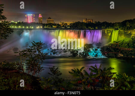 Die amerikanischen Wasserfälle an den Niagarafällen, nächtliche Beleuchtung. Stockfoto