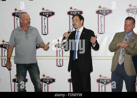 Las Vegas, NV, USA. 9. Oktober 2015. Rick Harrison, Senator Marco Rubio, Mark Hutchison (Nevada Vizegouverneur) im Ankunftsbereich für offizielle Grand Opening des Bauern Plaza, 725 S. Las Vegas Blvd. South, Las Vegas, NV 9. Oktober 2015. Bildnachweis: James Atoa/Everett Collection/Alamy Live-Nachrichten Stockfoto