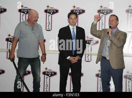 Las Vegas, NV, USA. 9. Oktober 2015. Rick Harrison, Senator Marco Rubio, Mark Hutchison (Nevada Vizegouverneur) im Ankunftsbereich für offizielle Grand Opening des Bauern Plaza, 725 S. Las Vegas Blvd. South, Las Vegas, NV 9. Oktober 2015. Bildnachweis: James Atoa/Everett Collection/Alamy Live-Nachrichten Stockfoto