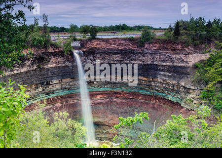 Devils Punchbowl Falls mit seinen sehr tiefe Schlucht. Stockfoto