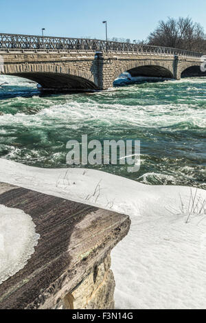 Den tosenden Niagara River kurz vor den Sprung auf die amerikanischen Wasserfälle. Stockfoto