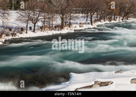 Winterliche Niagara River zornbebend zu den American Falls. Stockfoto