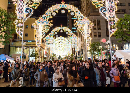 Kobe Luminarie, Winter Festival des Lichts. Scheinbar endlose Menge durch eine Hauptstraße Wanderung mit der massiven Light Display Overhead. Stockfoto