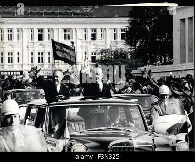 23. September 1974 - Nguyen Huu Tho in Sofia - A RSV Delegation kam unter der Leitung von NGUYEN HUU THO, Vorsitzender des Präsidiums des Zentralkomitees der nationalen Front für die Befreiung von Südvietnam und Vorsitzender des Rats der provisorischen revolutionären Regierung der Republik von Südvietnam in Sofia, zu einem offiziellen Besuch auf Einladung der bulgarischen Regierung. An der Flughafen Sofia, wurde die Delegation von TODOR SCHIWKOW/rechts begrüßt/erster Sekretär des Zentralkomitees der bulgarischen kommunistischen Partei und Präsident des Rates. Foto zeigt: t Stockfoto