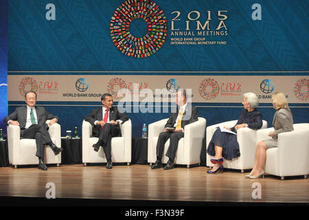 Lima, Peru. 9. Oktober 2015. (L-R) Präsident der Weltbank Jim Yong Kim, Perus Präsident Ollanta Humala, der Generalsekretär der Vereinten Nationen, Ban Ki-Moon, International Monetary Fund (IMF) Managing Director Christine Lagarde und britische internationale Entwicklung Sekretär Justine Greening besuchen Sie das Seminar "ins Jahr 2030' bei der Jahrestagung der Weltbank-Gruppe (WBG) und dem IWF in Lima, Peru, 9. Oktober 2015. © Luis Camacho/Xinhua/Alamy Live-Nachrichten Stockfoto