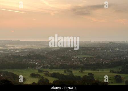 Eastbourne, East Sussex, UK. 10. Oktober 2015. UK-Wetter. Frühen Morgennebel abgebrannt ist, wie die Sonne über der Stadt von Eastbourne in East Sussex, UK Credit: Ed Brown/Alamy Live News Stockfoto