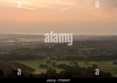 Eastbourne, East Sussex, UK. 10. Oktober 2015. UK-Wetter. Frühen Morgennebel abgebrannt ist, wie die Sonne über der Stadt von Eastbourne in East Sussex, UK Credit: Ed Brown/Alamy Live News Stockfoto