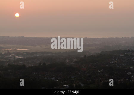 Eastbourne, East Sussex, UK. 10. Oktober 2015. UK-Wetter. Frühen Morgennebel abgebrannt ist, wie die Sonne über der Stadt von Eastbourne in East Sussex, UK Credit: Ed Brown/Alamy Live News Stockfoto
