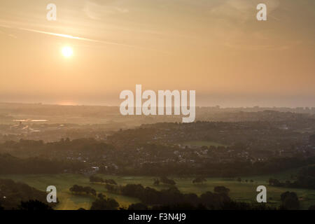 Eastbourne, East Sussex, UK. 10. Oktober 2015. UK-Wetter. Frühen Morgennebel abgebrannt ist, wie die Sonne über der Stadt von Eastbourne in East Sussex, UK Credit: Ed Brown/Alamy Live News Stockfoto