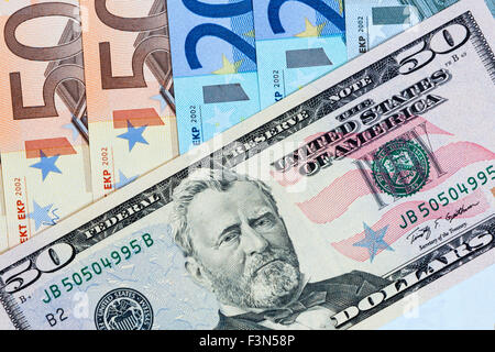 Dollar-Anmerkung über mehrere Euro-Banknoten als ein Konzept der Dollar-Stärke Stockfoto