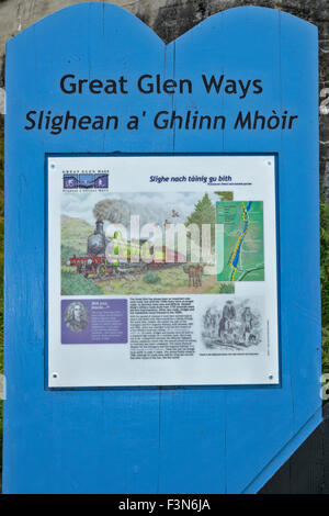 GROßE GLEN WAY ODER TRAIL LAGGAN IN FORT AUGUSTUS SCHOTTLAND BOARD MIT INFORMATIONEN ÜBER DIE STILLGELEGTEN EISENBAHNSTRECKE Stockfoto