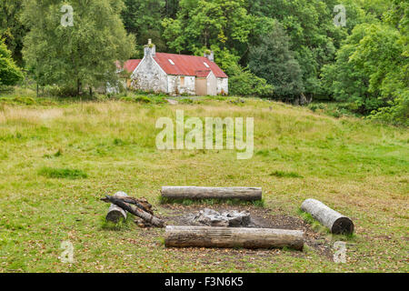 GREAT GLEN WEG ODER PFAD LAGGAN FORT AUGUSTUS SCHOTTLAND CAMPING UND LOG FEUER AM LETTERFEIRN Stockfoto