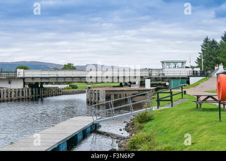 GREAT GLEN WAY ODER TRAIL LAGGAN NACH FORT AUGUSTUS SCHOTTLAND DIE ABERCHALDER DREHBRÜCKE ÜBER DEN CALEDONIAN CANAL Stockfoto