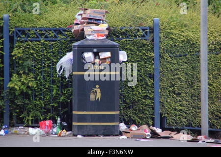 Ein Abfallbehälter Überläufe mit Müll auf einer Straße in Sheffield, South Yorkshire, England UK Stockfoto