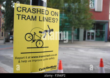 Einen Hinweis im Sheffield Stadt Centreencourages Radfahrer Bericht Kollisionen mit Straßenbahnlinien, www.tramcrash.co.uk - Yorkshire, Großbritannien Stockfoto