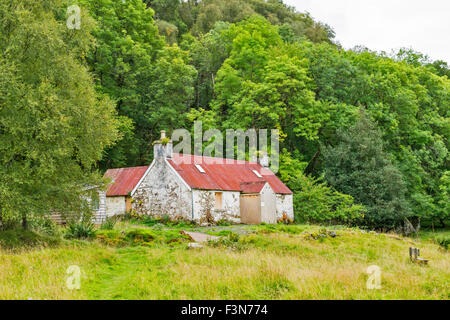 GREAT GLEN WAY ODER TRAIL LAGGAN NACH FORT AUGUSTUS SCHOTTLAND DER VERLASSENEN HÜTTE IM LETTERFEIRN Stockfoto