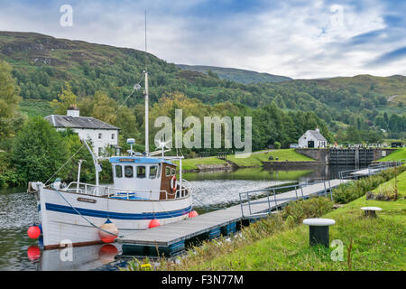 GREAT GLEN WAY ODER TRAIL SCHOTTLAND BOOT VERTÄUT AM CULLOCHY SPERRE DES CALEDONIAN CANAL BLICKRICHTUNG LAGGAN Stockfoto