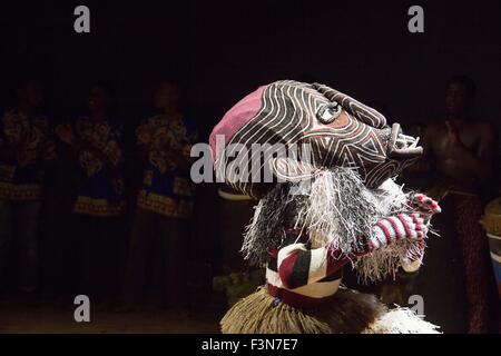 (151010)--Havanna, 10. Oktober 2015 (Xinhua)--Simbabwe Tänzer traditionelle Makishi Tanz an Old Mutual Theatre, Harare, Simbabwe, am 9. Oktober 2015. Makishi Tanz, ursprünglich am Ende eine jährliche Initiationsritual für Jungen im Alter zwischen acht und zwölf im ländlichen Simbabwe und Sambia, ist besonders bekannt für die Einbeziehung von schön bemalten Masken, die verschiedenen spirituelle Zeichen darstellen. Heute gibt es eine steigende Nachfrage nach Makishi Tänzer bei gesellschaftlichen Zusammenkünften und Reichsparteitage, da sie weniger für Einweihungsrituale durchgeführt werden. Der Tanz wurde als ein UN anerkannt. Stockfoto