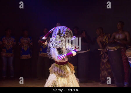 (151010)--Havanna, 10. Oktober 2015 (Xinhua)--Simbabwe Tänzer traditionelle Makishi Tanz an Old Mutual Theatre, Harare, Simbabwe, am 9. Oktober 2015. Makishi Tanz, ursprünglich am Ende eine jährliche Initiationsritual für Jungen im Alter zwischen acht und zwölf im ländlichen Simbabwe und Sambia, ist besonders bekannt für die Einbeziehung von schön bemalten Masken, die verschiedenen spirituelle Zeichen darstellen. Heute gibt es eine steigende Nachfrage nach Makishi Tänzer bei gesellschaftlichen Zusammenkünften und Reichsparteitage, da sie weniger für Einweihungsrituale durchgeführt werden. Der Tanz wurde als ein UN anerkannt. Stockfoto