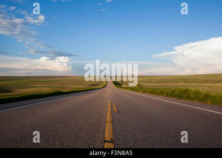Straße in der Mitte des leeren Feldes, Colorado, USA Stockfoto